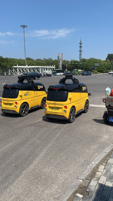 居然看到两辆可爱的 #美团 小车